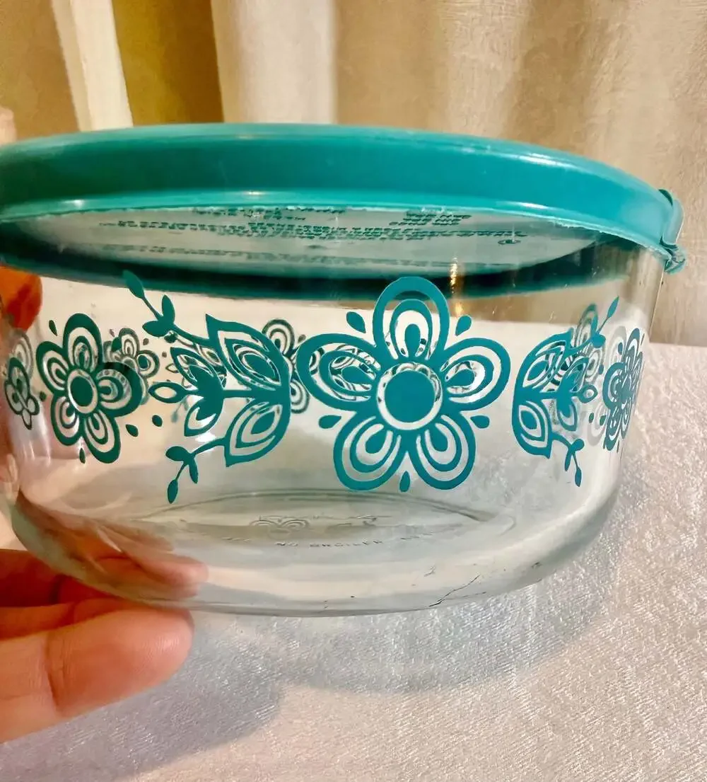 Pyrex Decorated Glass Storage Set with 2-Cup and 4-Cup Containers with Lids